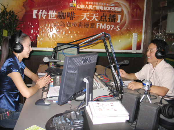 湯傳忠接受山東人民廣播電臺文藝頻道采訪